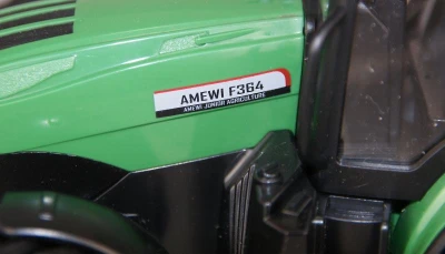 Amewi RC Traktor 2,4 Ghz s přeravníkem zvířat, světla, zvuk 1:24