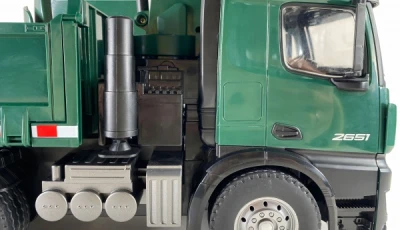 Amewi Mercedes-Benz Arocs zelené RC nákladní auto s jeřábem, RTR sada