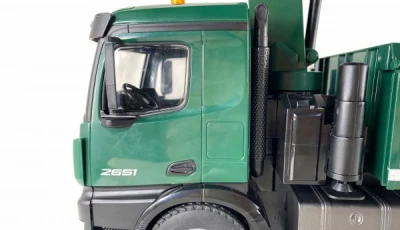 Amewi Mercedes-Benz Arocs zelené RC nákladní auto s jeřábem, RTR sada