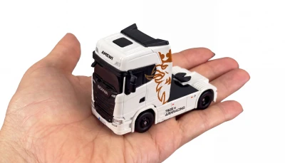 Amewi Scania 730 S bílý driftovací RC kamion s návěsem, GYRO, 4x4, 1:64, RTR