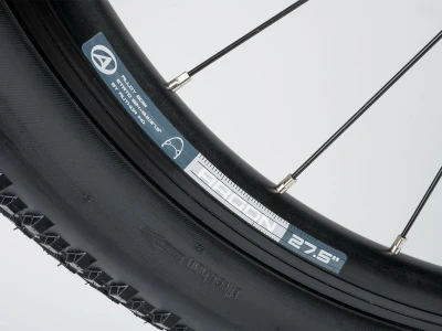 Author A-Matrix 27,5D 2026 černé/červené juniorské MTB kolo + výbava zdarma