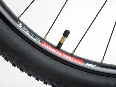 Author Impulse 29 ASL 2026 stříbrné/zelené dámské MTB kolo + výbava zdarma