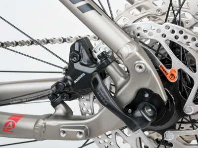 Author Traction 2026 titan-matná/černá/červená MTB 29" kolo