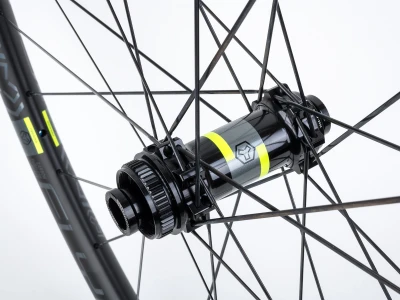 Author Flyer Carbon Disc Boost zad. 12x148 CL SH MS 12s př. 15x110 CL černá zapletená kola