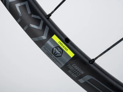 Author Flyer Carbon Disc Boost zad. 12x148 CL SH MS 12s př. 15x110 CL černá zapletená kola