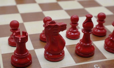 Chopra Staunton President černo-červené vysoce lakované šachové figurky