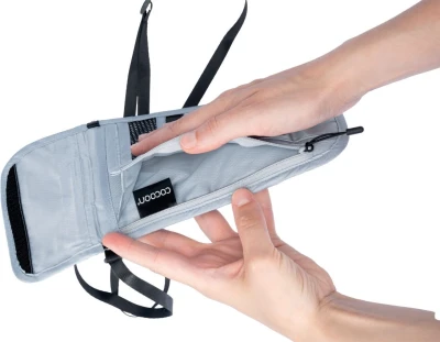 Cocoon Travel Neck Wallet Silk Star Grey cestovní kapsa na krk