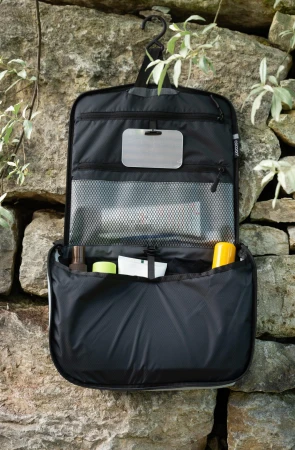 Cocoon Toiletry Kit Allrounder L Phantom Black lehká závěsná toaletní taška