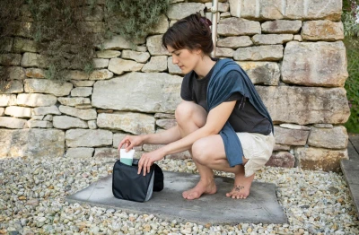 Cocoon Toiletry Kit Allrounder M Phantom Black lehká závěsná toaletní taška