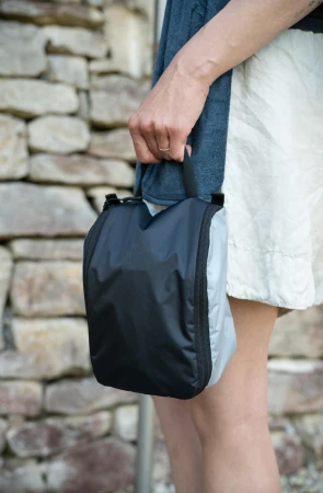 Cocoon Toiletry Kit Allrounder M Phantom Black lehká závěsná toaletní taška