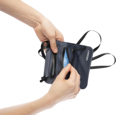Cocoon Secret Neck Wallet tmavě modrá skrytá kapsa na krk