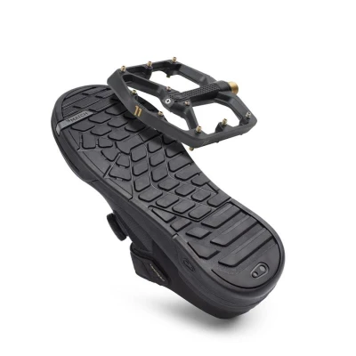 Crankbrothers Stamp Lace Black/Red cyklotretry + sleva 200,- na příslušenství