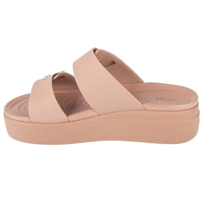 Crocs Brooklyn Buckle Low Wedge W latte dámské sandály