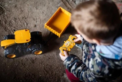 Double Eagle JCB FASTRAC 4200 žlutý RC traktor s dálkově ovladatelným valníkem