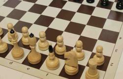 Drevene-sachy Klasická klubovka komplet s rolovací šachovnicí a taškou