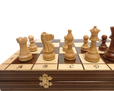 Staunton President Tournament s inkrustovanou měděnou šachovnicí šachová souprava