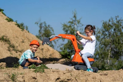 Falk Bager Kubota KX085-5 s otevíratelným sedadlem a přilbou