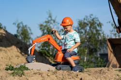 Falk Bager Kubota KX085-5 s otevíratelným sedadlem a přilbou