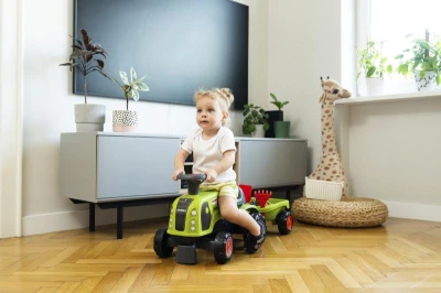 Falk Traktor Baby Claas s volantem, klaksonem, přívěsem, hráběmi a lopatou