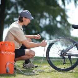 Flextail Malá bateriová sprcha s nádrží TINY Shower Bucket