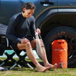 Flextail Malá batériová sprcha s nádržou TINY Shower Bucket