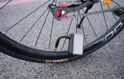 Flextail Tiny Bike Pump Pro šedá elektrická cyklistická pumpa