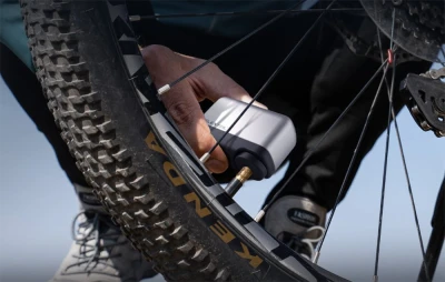 Flextail Tiny Bike Pump Pro šedá elektrická cyklistická pumpa