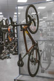 Force Držiak bicykla na stenu za predné koleso Fe, biely