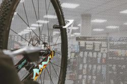 Force Držiak bicykla na stenu za predné koleso Fe, biely