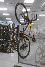 Force Držák kola na zeď za řídítka Fe, černý