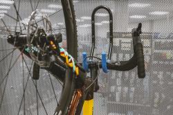 Force Držák kola na zeď za řídítka Fe, černý