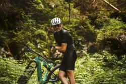 Force GOLD černo-zlatý cyklistický dres + Force B38 černé cyklokraťasy se šráky s vložkou