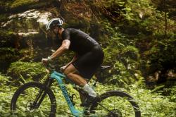 Force GOLD černo-zlatý cyklistický dres + Force B38 černé cyklokraťasy se šráky s vložkou