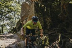 Force JOURNEY čierne krátke nohavice so šrákmi a vložkou