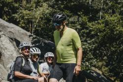 Force JOURNEY čierne krátke nohavice so šrákmi a vložkou