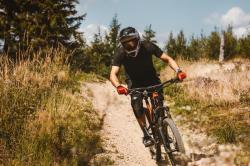 Force MTB MOUNT černý cyklodres krátký rukáv + Force BLADE MTB tm.modré cyklokraťasy