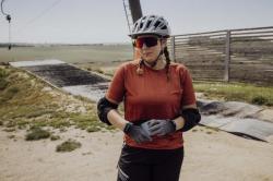 Force MTB MOUNT cihlový cyklistický dres + Force REBEL MTB černé cyklokraťasy bez vložky