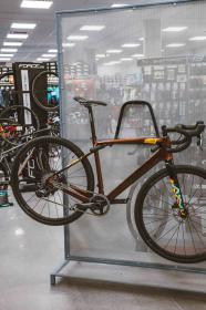 Force Držák kola na zeď pod rám sklopný Fe, šedo-černý