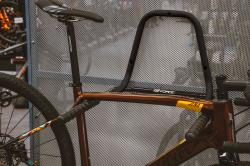 Force Držák kola na zeď pod rám sklopný Fe, šedo-černý