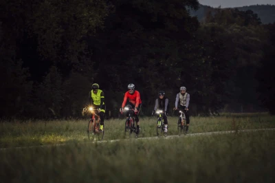 Force RACE návleky na kolena , lepené