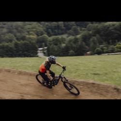 Force DROP šedo-čierna downhill prilba