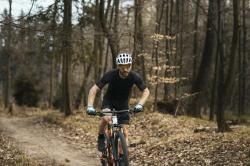 Force HAWK bílo-černá cyklistická přilba