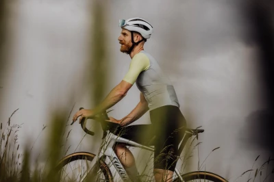 Force NAOS bílá cyklistická přilba