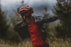 Force NEO červeno-černá cyklistická přilba