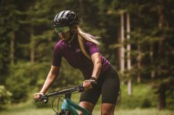 Force NEO MIPS černá mat-lesk cyklistická helma + šátek Force