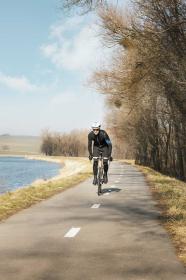 Force ORCA bílo-černá cyklistická přilba