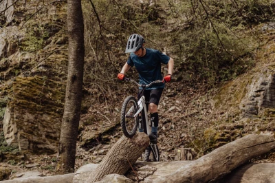 Force TRAIL MTB antracitová cyklistická přilba