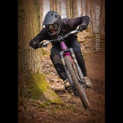 Force VENOM čierna downhill prilba