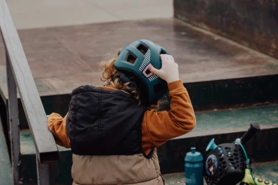 Force ZEBU s blikačkou petrolejová dětská cyklistická přilba