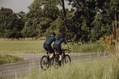 Force PURE černý cyklistický dres - dlouhý rukáv + Force ACTION černé cyklokraťasy